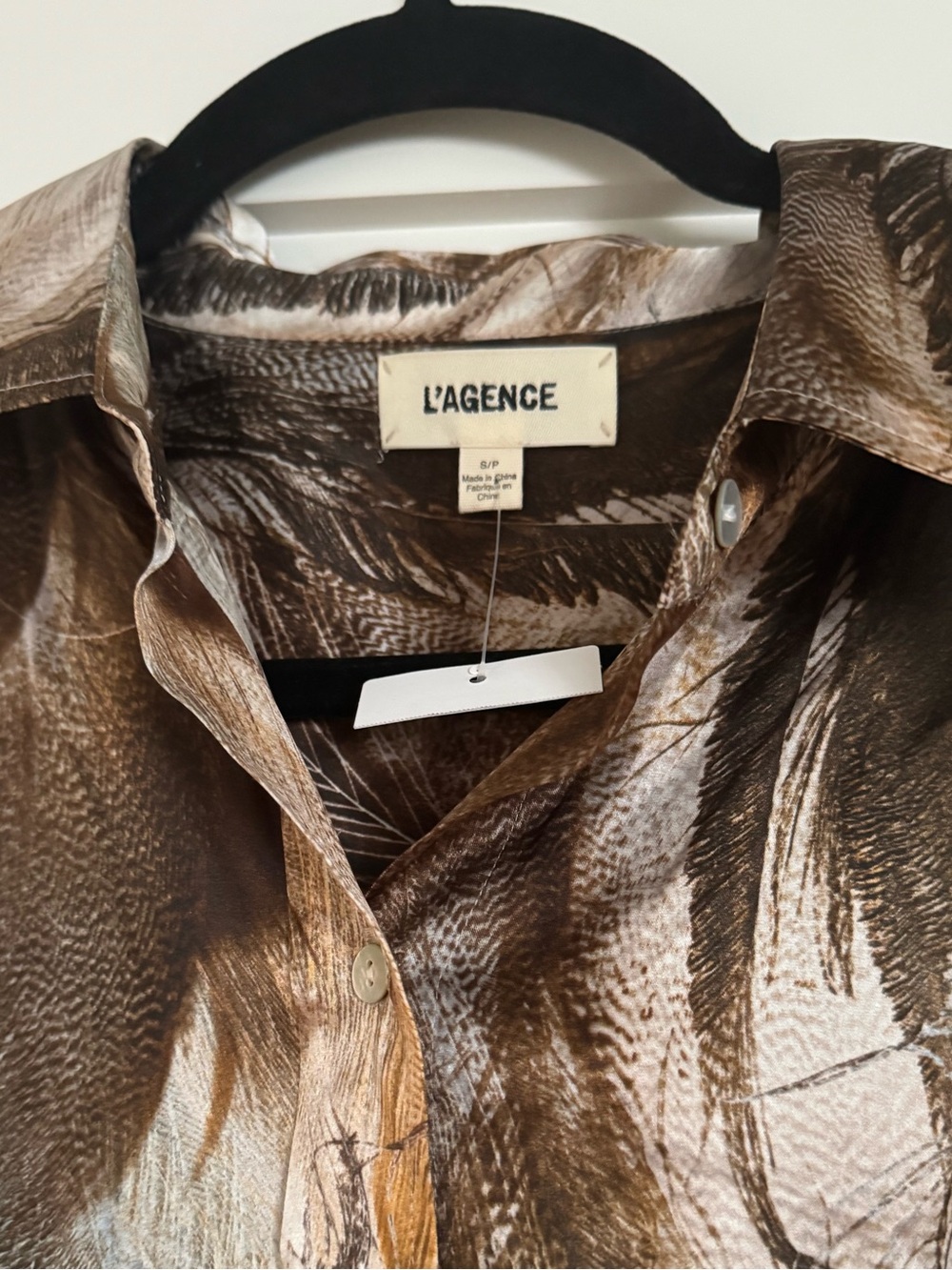 NEW L’Agence Dani Feather Print Three-Quarter Sleeve Silk Button-Up Shirt - Picture 6 of 8